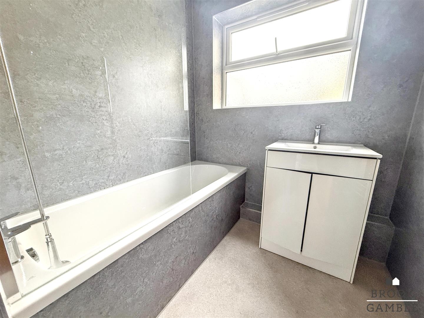 3 Bedroom Maisonette. Seaside in Eastbourne,  5